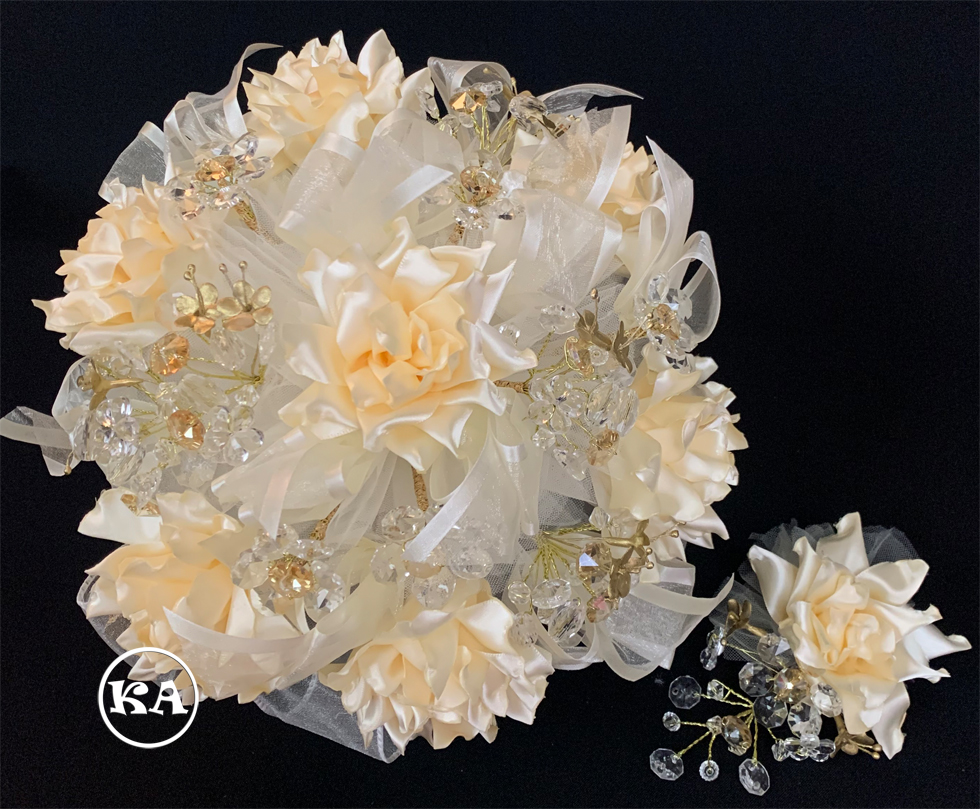 a-0029-quinceanera-bouquet-ivory-gold